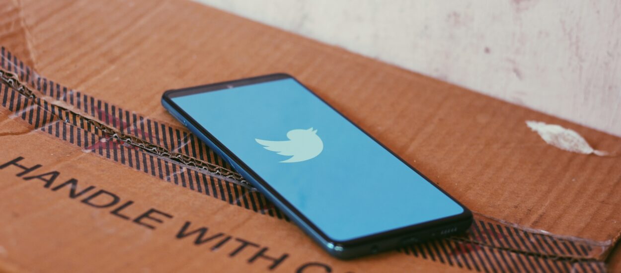 Smartphone ouvert sur l'application Twitter