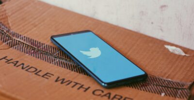 Smartphone ouvert sur l'application Twitter