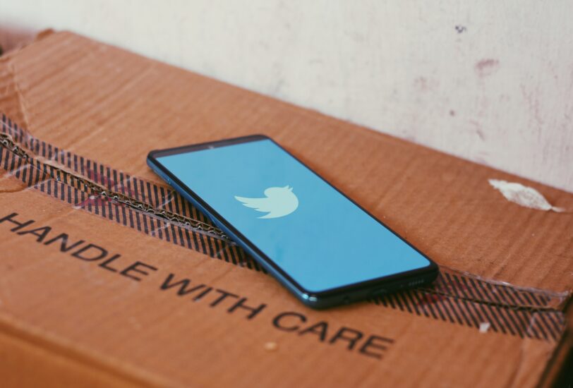 Smartphone ouvert sur l'application Twitter